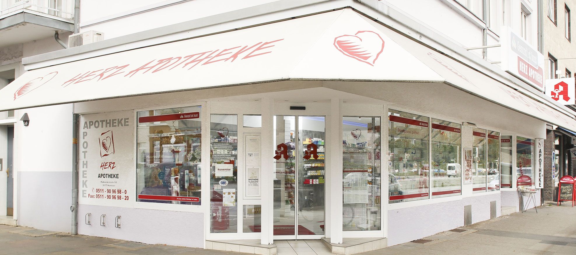 Herz-Apotheke Hannover, weiße Front mit Marquise