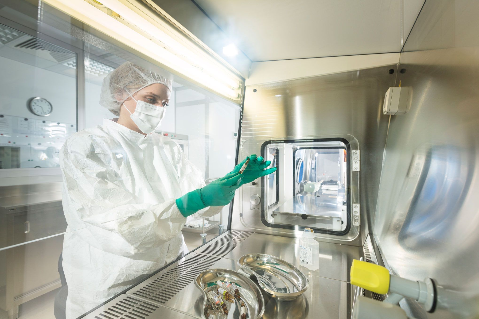 Frau in Schutzkleidung am Isolator