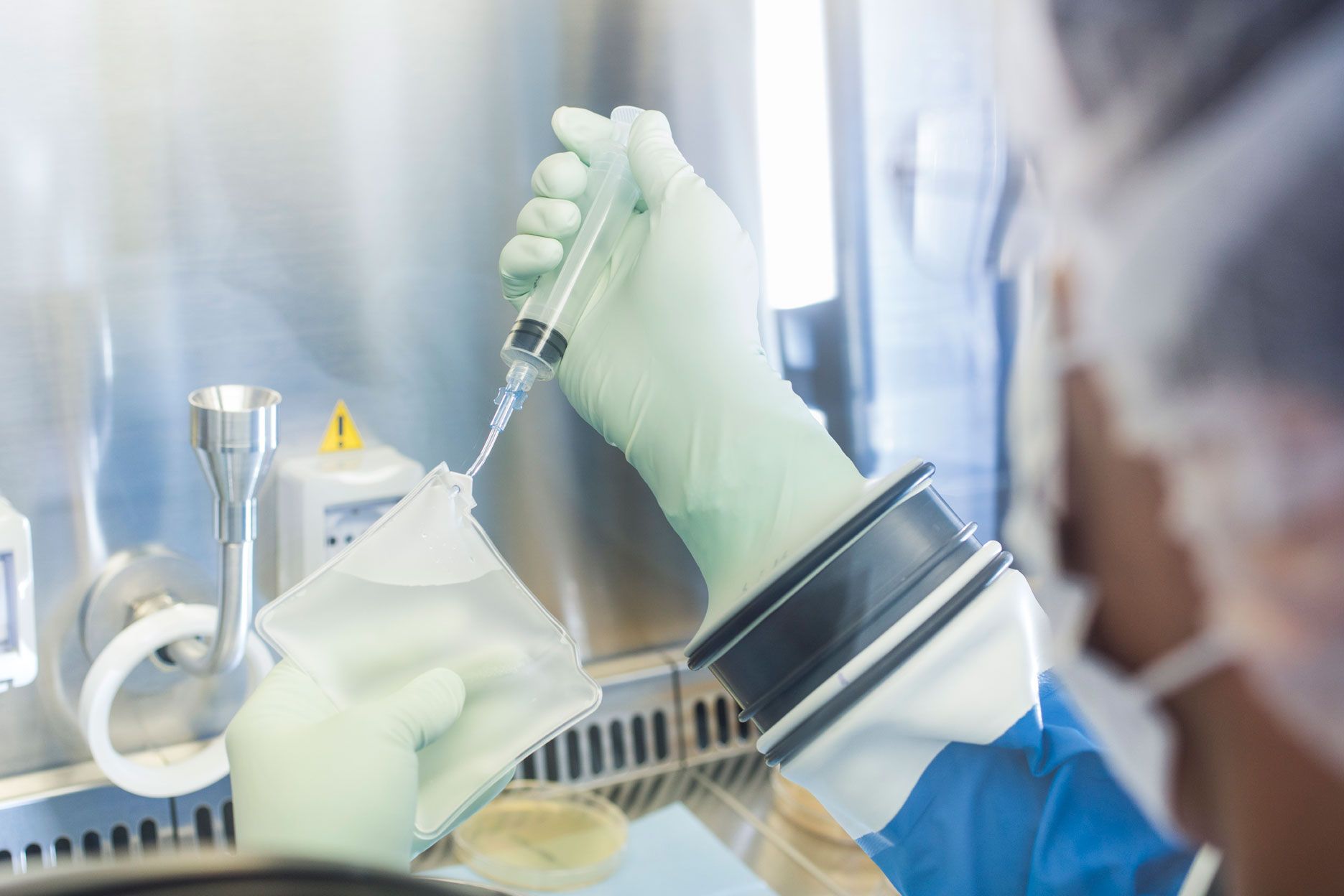 Befüllen von Schmerzbeuteln im Isolator