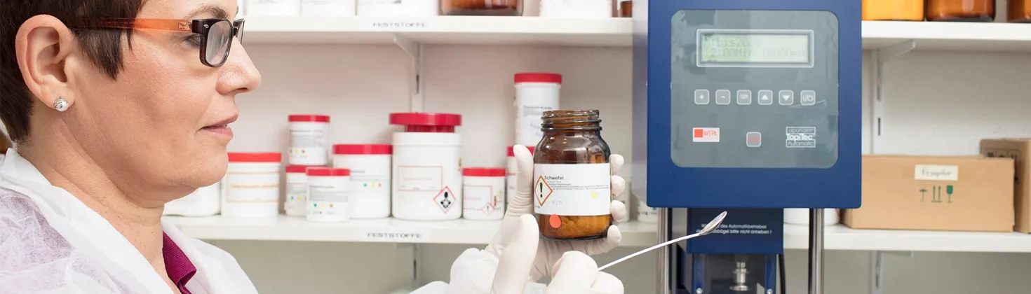 Apotheken-Mitarbeiterin im Labor beim Mischen einer Arznei